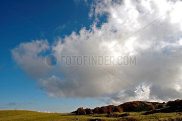Wolken mit der Spitze von Lyand  dem Jura Southern Bugey Frankreich