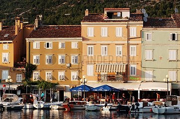 Port et maisons dans un village de l'île de Cres Croatie