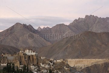 Dorf- und Kloster Lamayuru -Berge von Ladakh India