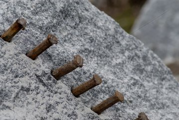 Löcher  die der Meißel im Granit Haute-Vosges hinterlassen hat