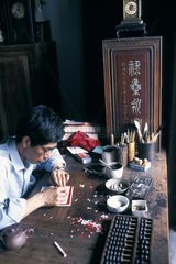 Mann  der eine Gravur in seinem Workshop mit Xitang China [at] durchfÃ¼hrt