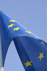 Drapeau Européen flottant dans le ciel bleu