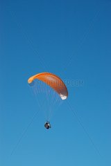 Paragliding im PNG von Auvergne -Vulkanen in Cantal