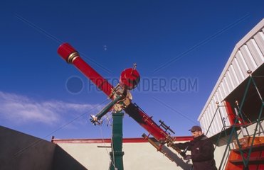 Pater Jossets Teleskop mit seinem Restaurator im Observatorium