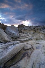 Erodierte Granit bei Sonnenuntergang auf Grande Island France