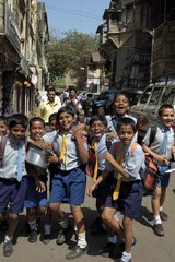Retour d'école dans les rues de Bombay en Inde