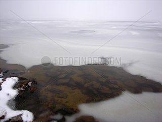 San Andéol -See im Winter Aubrac Frankreich gefroren