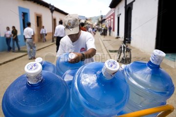 Wasserhändler in einer Straße Mexiko