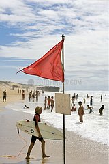 Rote Fahne am Strand von Cap Breton Frankreich