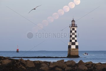 Moonrise behind the lighthouse of the Perdrix Finistère