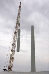 Montage des Turms einer Windkraftanlage im Morgengrauen Frankreich
