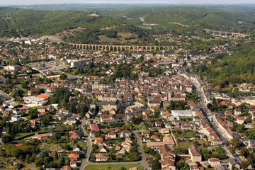 Blick auf die Stadt Souillac mit einem Viadukt -Lot Frankreich
