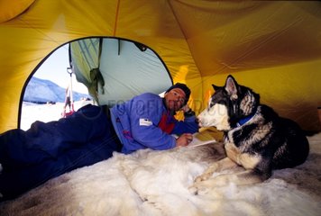 Pierre Vernay in seinem Zelt mit dem Kopfhund