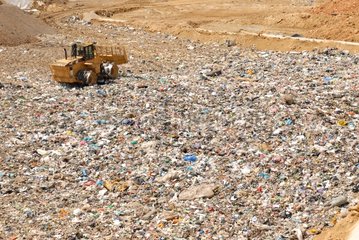 Bulldozer in einer Müllkippe