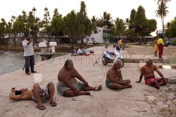 Pêcheurs au lever du jour sur la digue de Funafuti Tuvalu