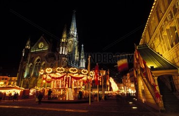Frohe -go -Round und Tempel auf dem Quadrat von Mulhouse beleuchtet