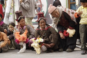 Frauen  die auf den Durchgang des Dalai Lama Leh Ladakh India warten