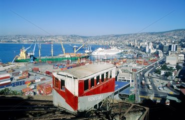 Valparaiso  l'ascenceur Artilleria et le port