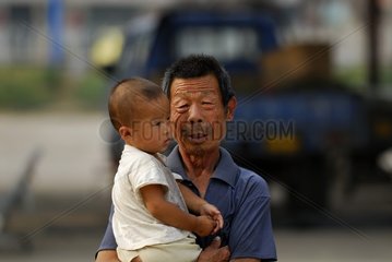 Alter Mann mit einem kleinen China