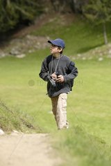 Young Wanderer beobachtet das Natural Valley von Chamonix Frankreich