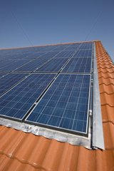 Photovoltaikpaneele auf dem Dach eines Bauerngebäudes