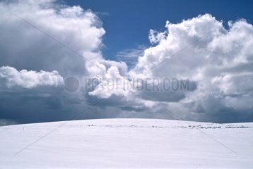 Sturmhimmel auf einem Schneefield Auvergne Frankreich [at]