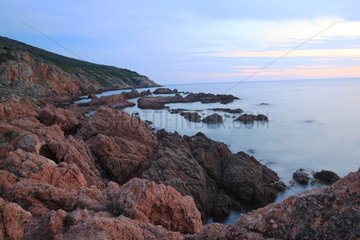 Rote Felsen des Baches am Abend Cargèse South Korsika