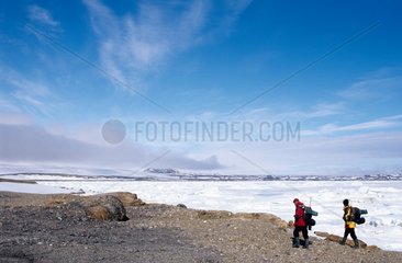 Marche au Cap Sherard et vue de la baie prise dans la glace