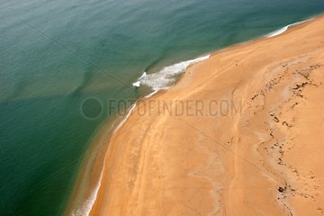 Wellen und Schaum an einem Sandstrand von Morbihan Frankreich
