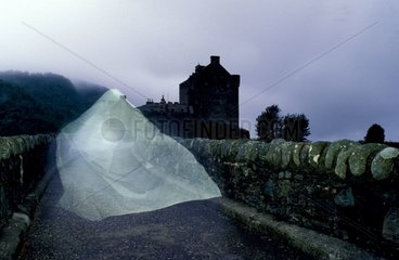 Fantôme sur les remparts de Elean Donan Castle en Ecosse