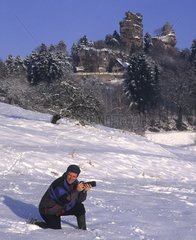 Fotograf kniet im Snow des Vosges France