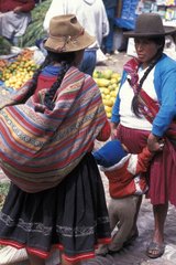 Zwei MÃ¼tter  die auf dem Markt Cuzco Region Peru diskutieren