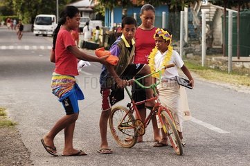 Enfants dans une rue de Vaiaka Funafuti Tuvalu
