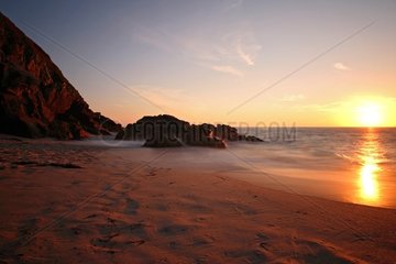 Sonnenuntergang an einem Strand in Bretagne Frankreich
