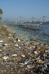 Plage de l'Ile de Vypeen polluée par le plastique en Inde