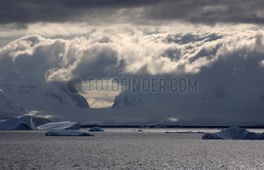 Landschaft und Wolken auf der Antarktischen Halbinsel