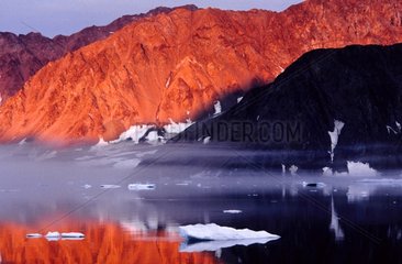 Montagnes rouges et noires Lillefjord Groenland