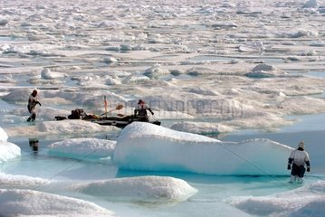Kajak auf dem Eisschmelzen in der Sommerarktis verschmolzen