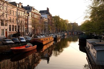 Bateaux et autos garés le long d'un canal Amsterdam Pays-Bas