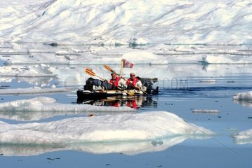 Progression in kayak among the ice Arctic