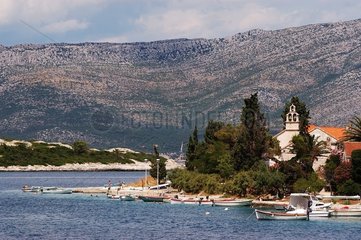 Boote machten sich in der Nähe einer Ile -Kirche in Korçala Croatie fest
