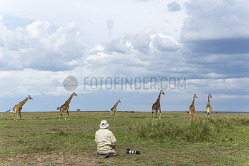 Man photographying some giraffes - Masaï Mara Kenya