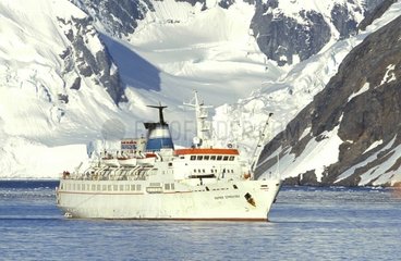 Kreuzfahrtboot vor einem Gletscher der Antarktischen Halbinsel