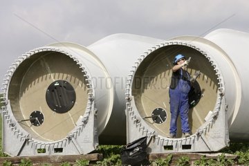Préparation des pales d'éolienne avant montage Aube France