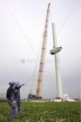 Montage der Gondel d 'Eine Windkraftanlage in Dämmerfrankreich