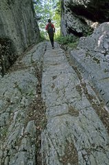 Randonnée sur une voie romaine taillée dans le calcaire