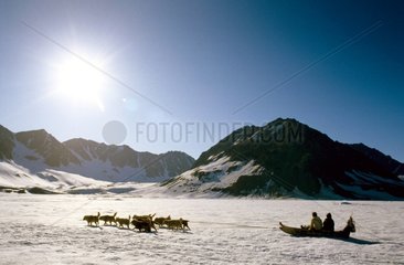 Chasseurs eskimos sur banquise Lillefjord Groenland