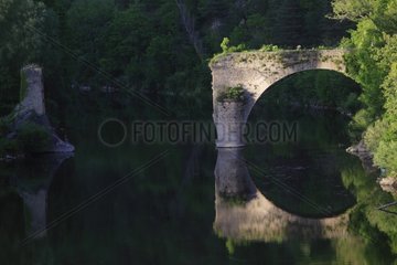 Steinbrücke auf einem Fluss Burgund Frankreich abgebrochen