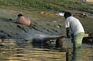 Mann waschen Kork am Ufer des Flusses Indien