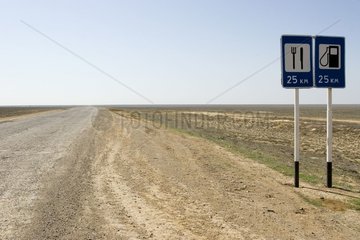 Route dans la steppe de l'ouest du Kazakhstan